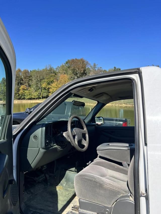 Image of Chevrolet 2500HD equipment image 4