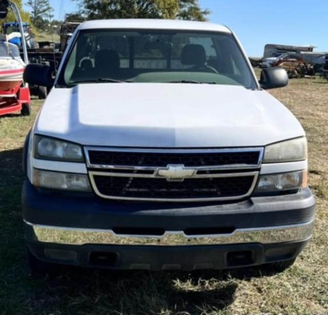 Image of Chevrolet 2500HD equipment image 3