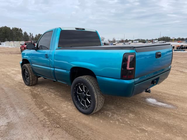 Image of Chevrolet Silverado equipment image 2