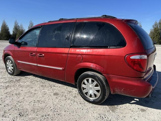 Image of Chrysler Town & Country equipment image 4