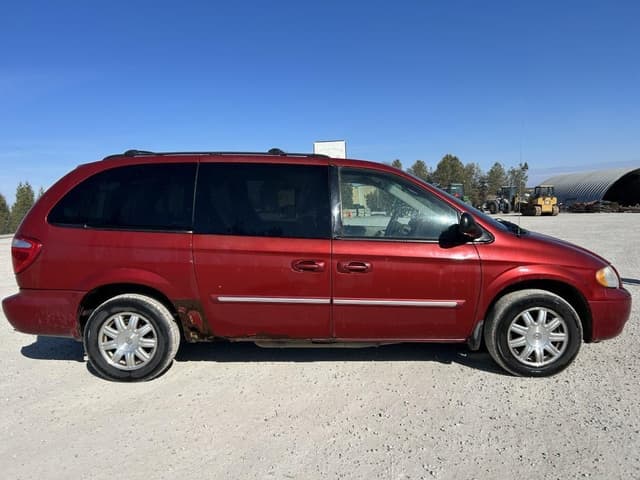 Image of Chrysler Town & Country equipment image 3
