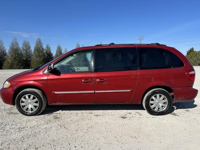 Image of Chrysler Town & Country equipment image 2