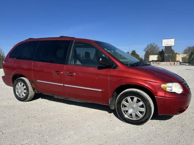 Image of Chrysler Town & Country equipment image 1