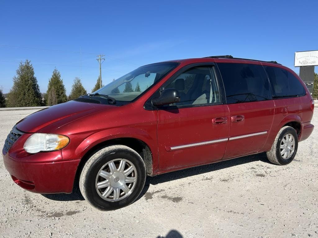 2006 Chrysler Town & Country Equipment Image0