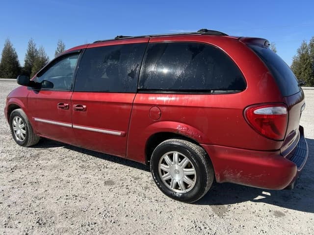 Image of Chrysler Town & Country equipment image 4