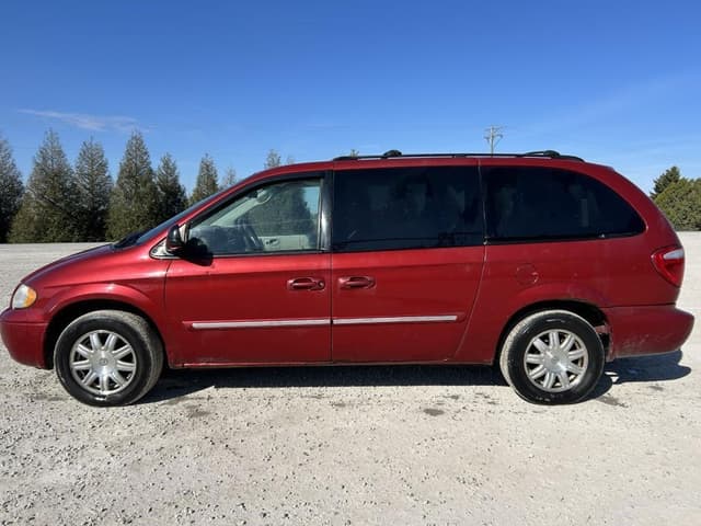 Image of Chrysler Town & Country equipment image 2