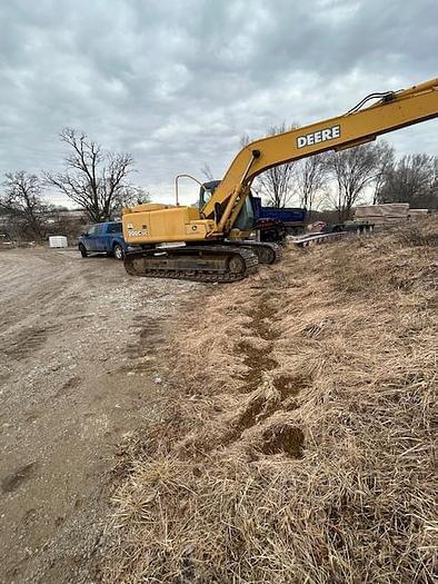 Image of John Deere 200C LC equipment image 2