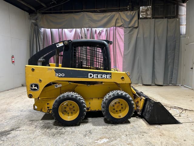 Image of John Deere 320 equipment image 4