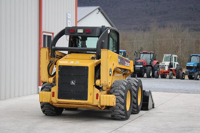 Image of John Deere 332 equipment image 4