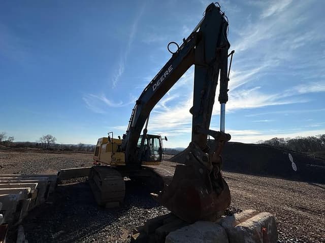 Image of John Deere 450DLC equipment image 4