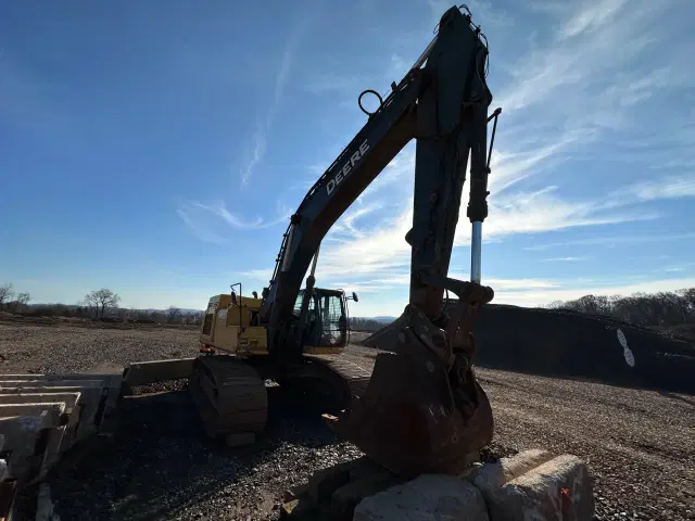 Image of John Deere 450DLC equipment image 4