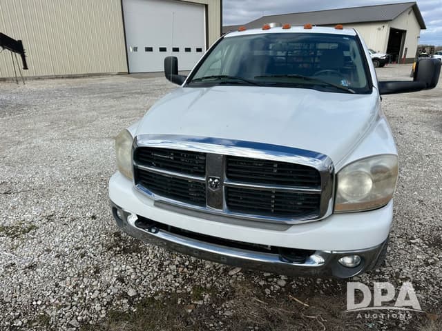 Image of Dodge Ram 3500 equipment image 2