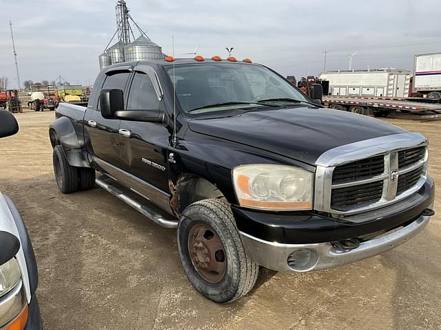 Image of Dodge Ram 3500 equipment image 3