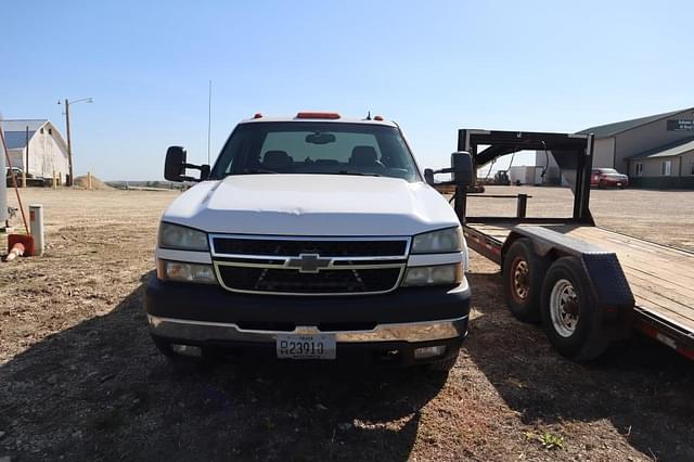 Image of Chevrolet 3500 equipment image 4