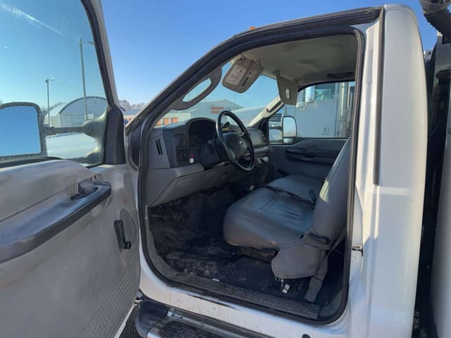 Image of Ford F-450 equipment image 4