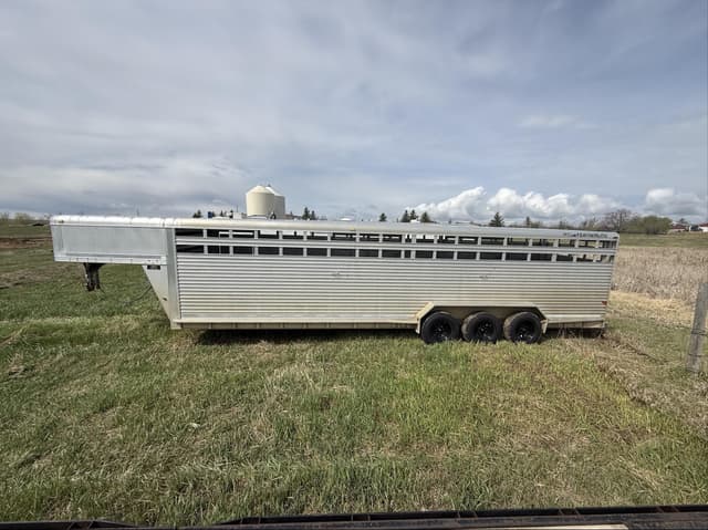 Image of Featherlite 8120 equipment image 1