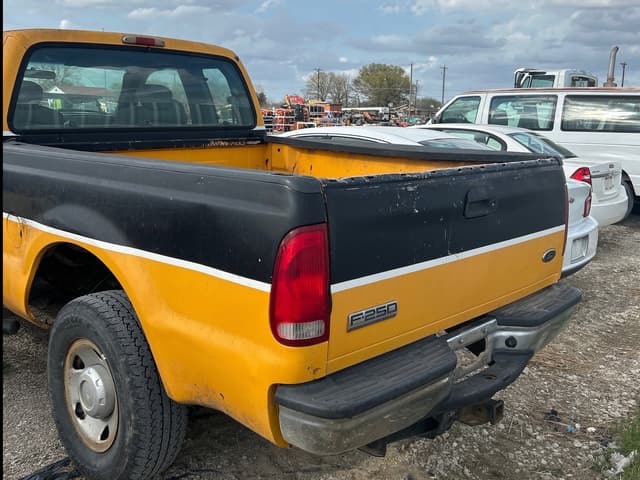 Image of Ford F-250 equipment image 3