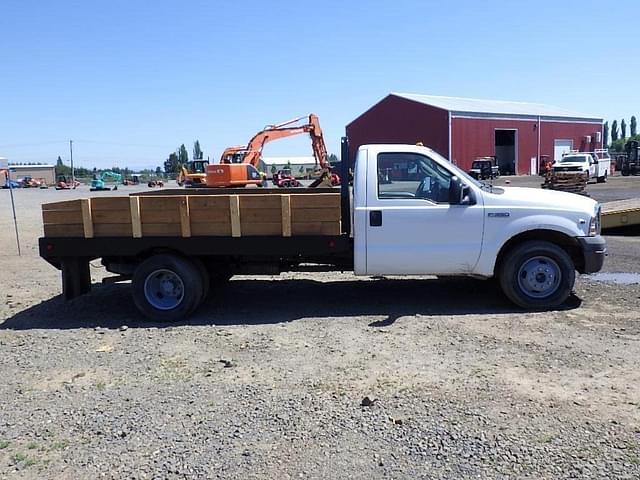 Image of Ford F-350 equipment image 2