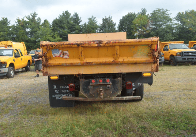 Image of Ford F-350 equipment image 2