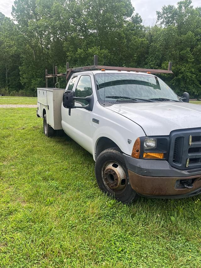 Image of Ford F-350 equipment image 2