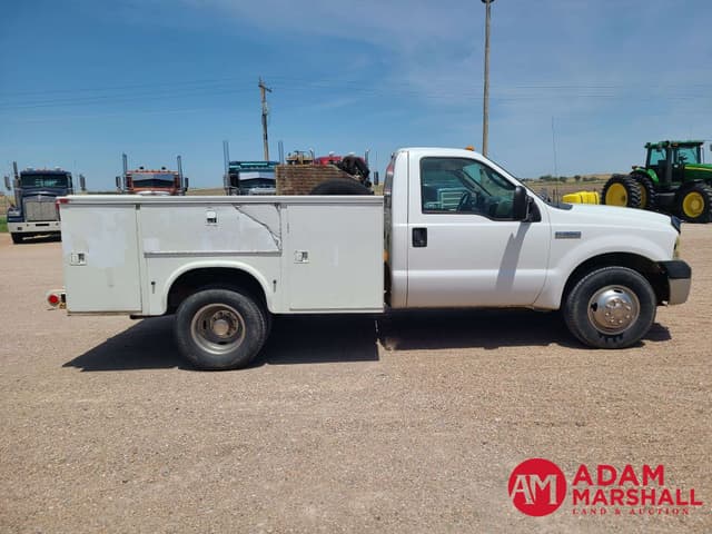 Image of Ford F-350 equipment image 2