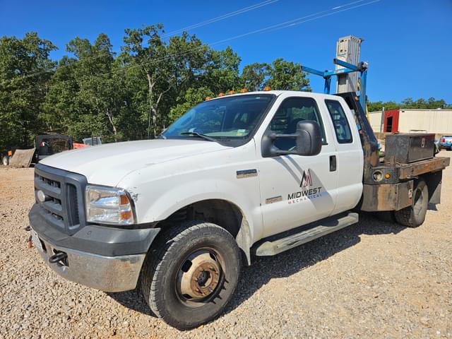 Image of Ford F-350 equipment image 2