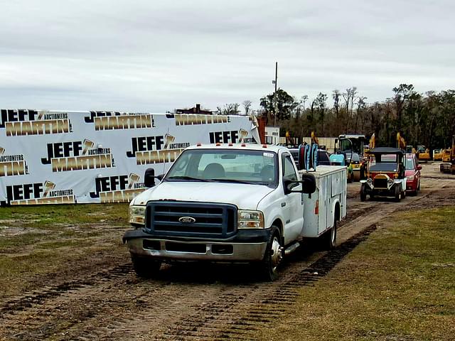 Image of Ford F-350 equipment image 1