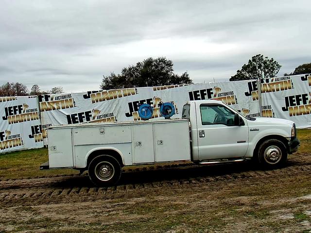 Image of Ford F-350 equipment image 3