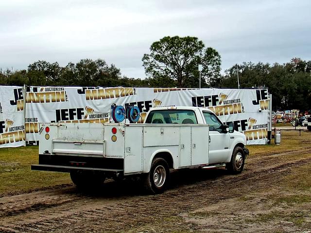 Image of Ford F-350 equipment image 4