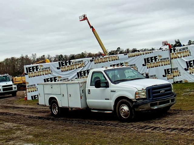 Image of Ford F-350 equipment image 2