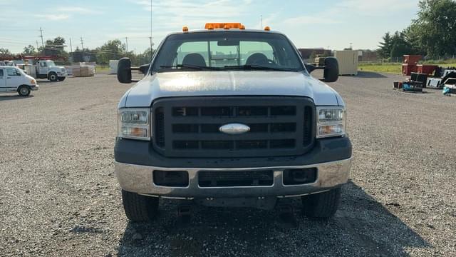 Image of Ford F-350 equipment image 3