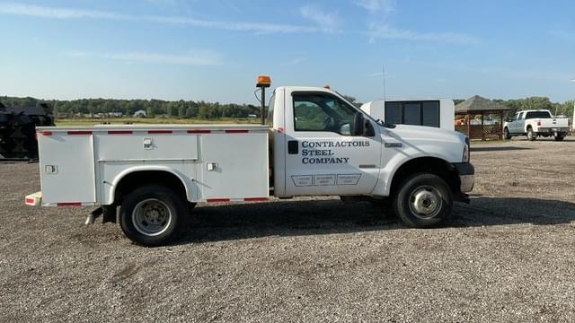 Image of Ford F-350 equipment image 2