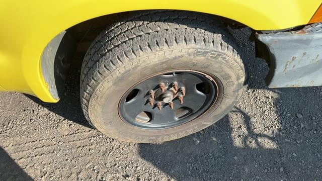 Image of Ford F-350 equipment image 3