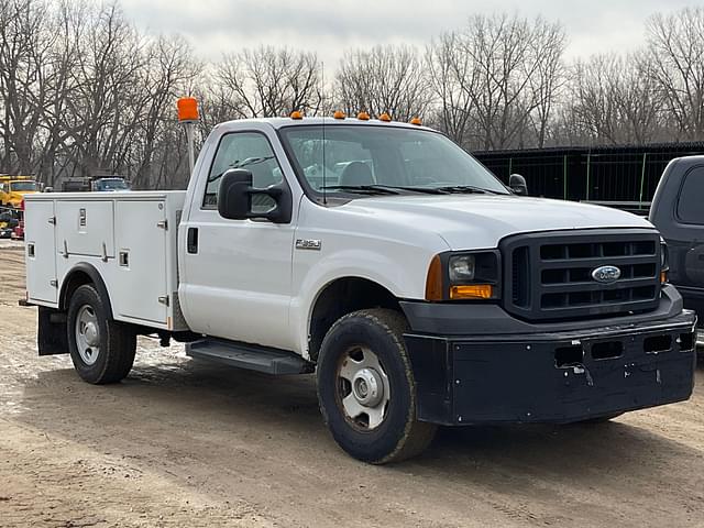 Image of Ford F-350 equipment image 2