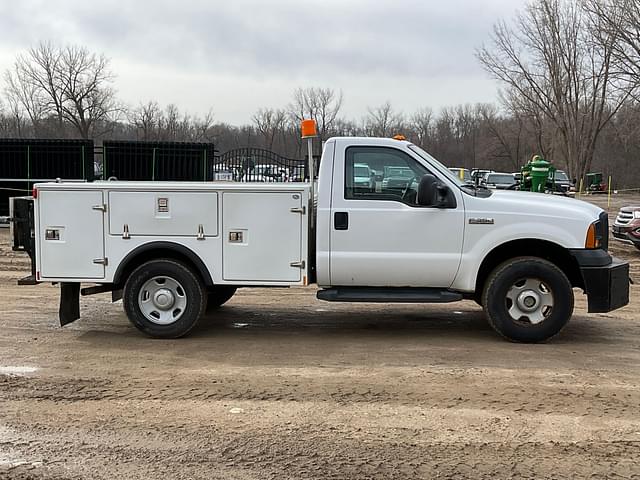 Image of Ford F-350 equipment image 3