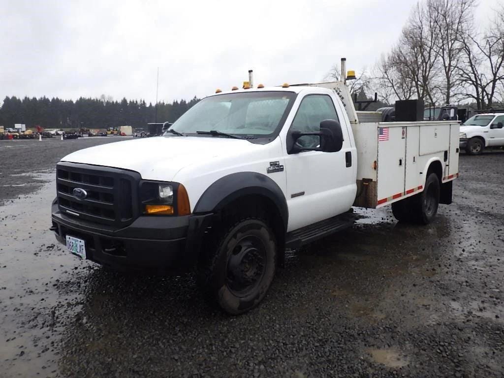 2006 Ford F-550 Equipment Image0