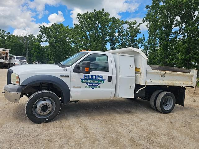 Image of Ford F-550 equipment image 3