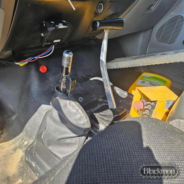 Image of Ford F-650 equipment image 4