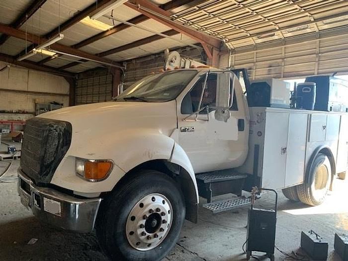 2006 Ford F-750 Equipment Image0