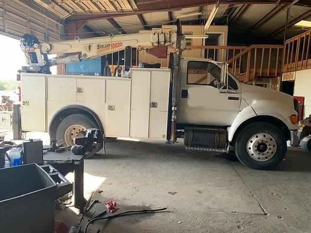 Image of Ford F-750 equipment image 4