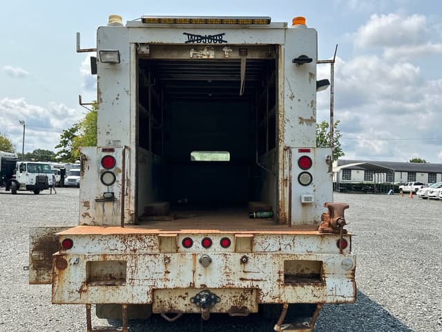 Image of Ford F-750 equipment image 4