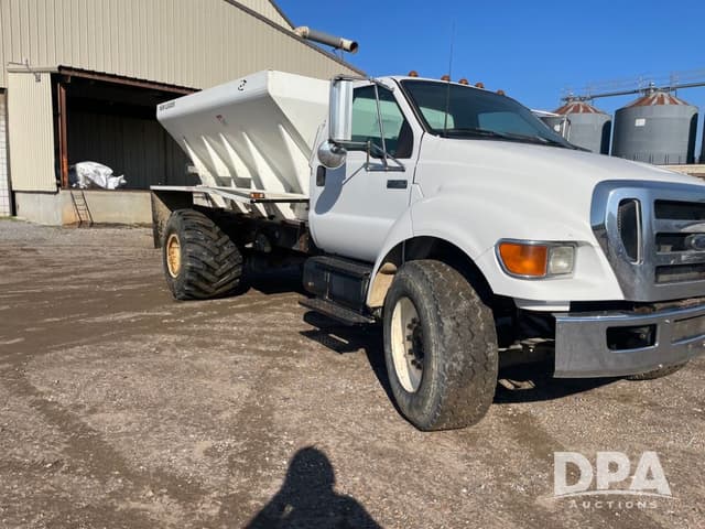 Image of Ford F-750 equipment image 2