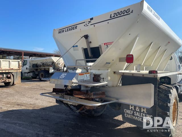 Image of Ford F-750 equipment image 3