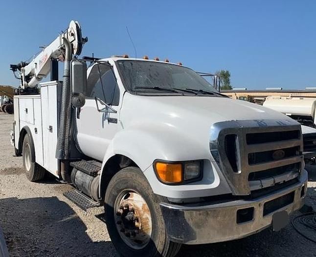 2006 Ford F-750 Equipment Image0