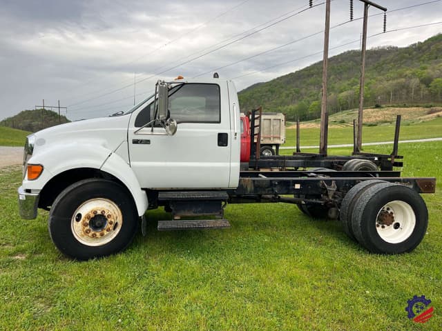 Image of Ford F-750 equipment image 1
