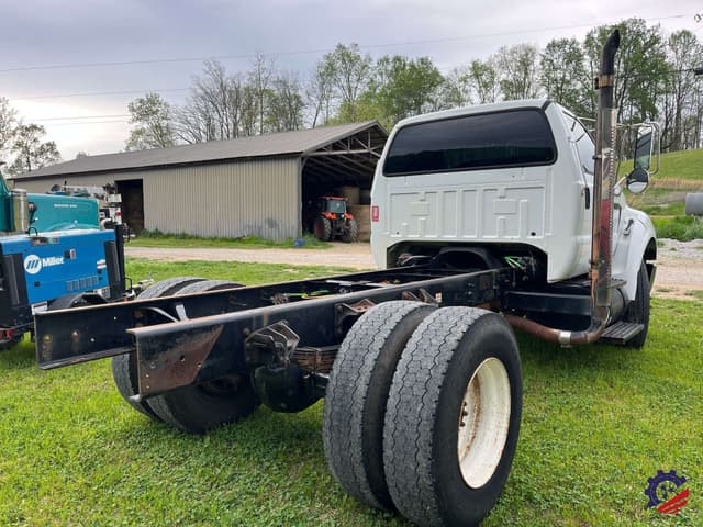 Image of Ford F-750 equipment image 4