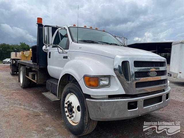 Image of Ford F-750 equipment image 1