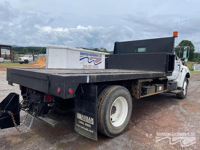 Image of Ford F-750 equipment image 2