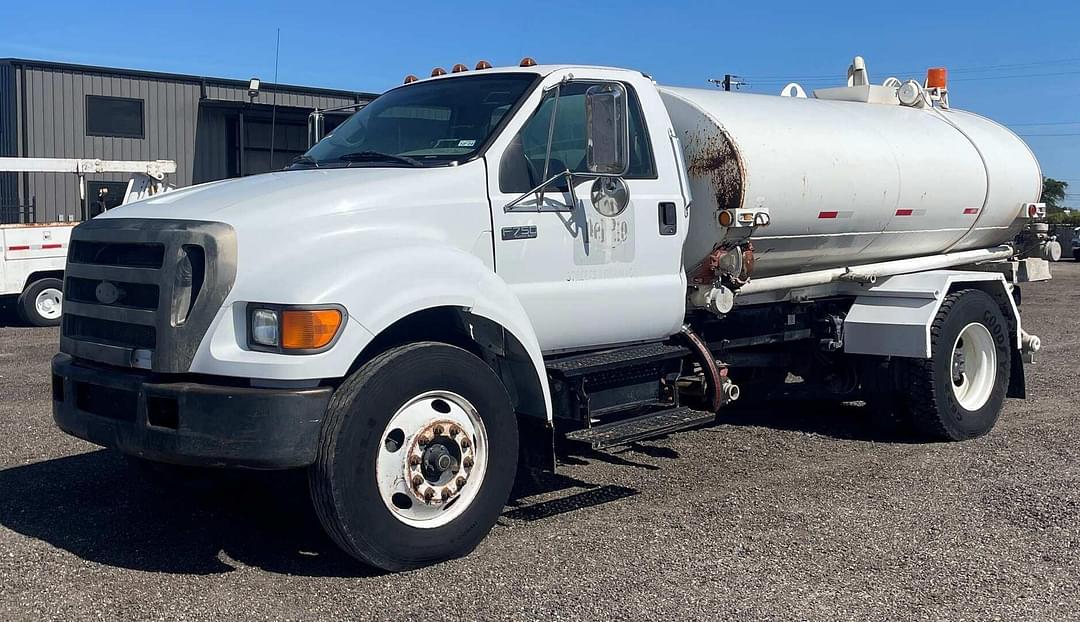 Image of Ford F-750 Primary image