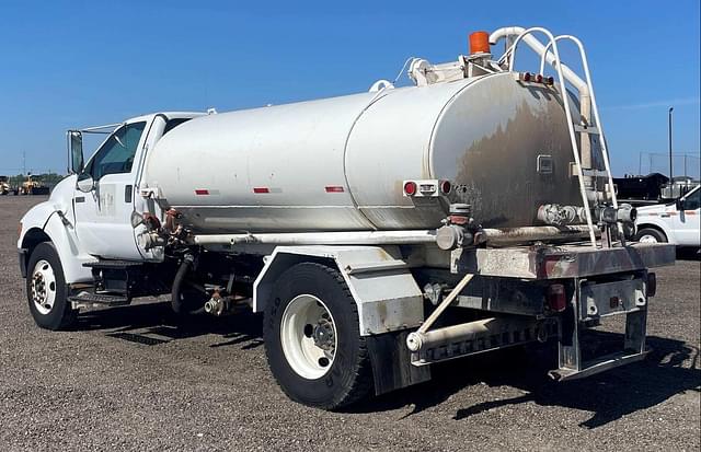 Image of Ford F-750 equipment image 1